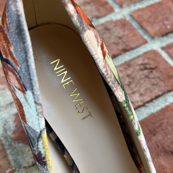 NINE WEST Exotic Gray Floral Faux Suede Textile Block Heel Pumps - Picture 9 of 11